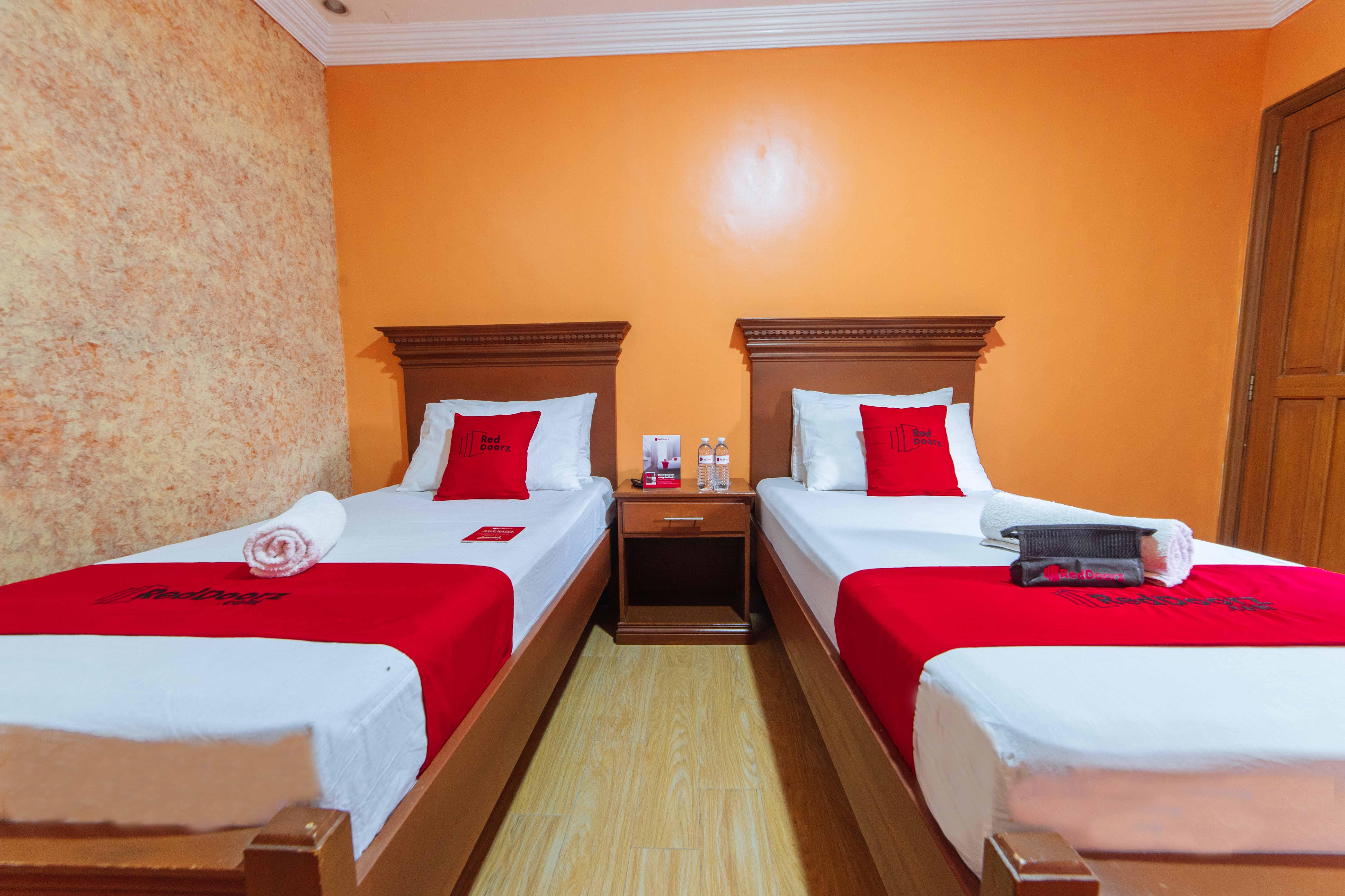 Reddoorz Plus @ Starhomes Olivianville Tarlac City Ngoại thất bức ảnh