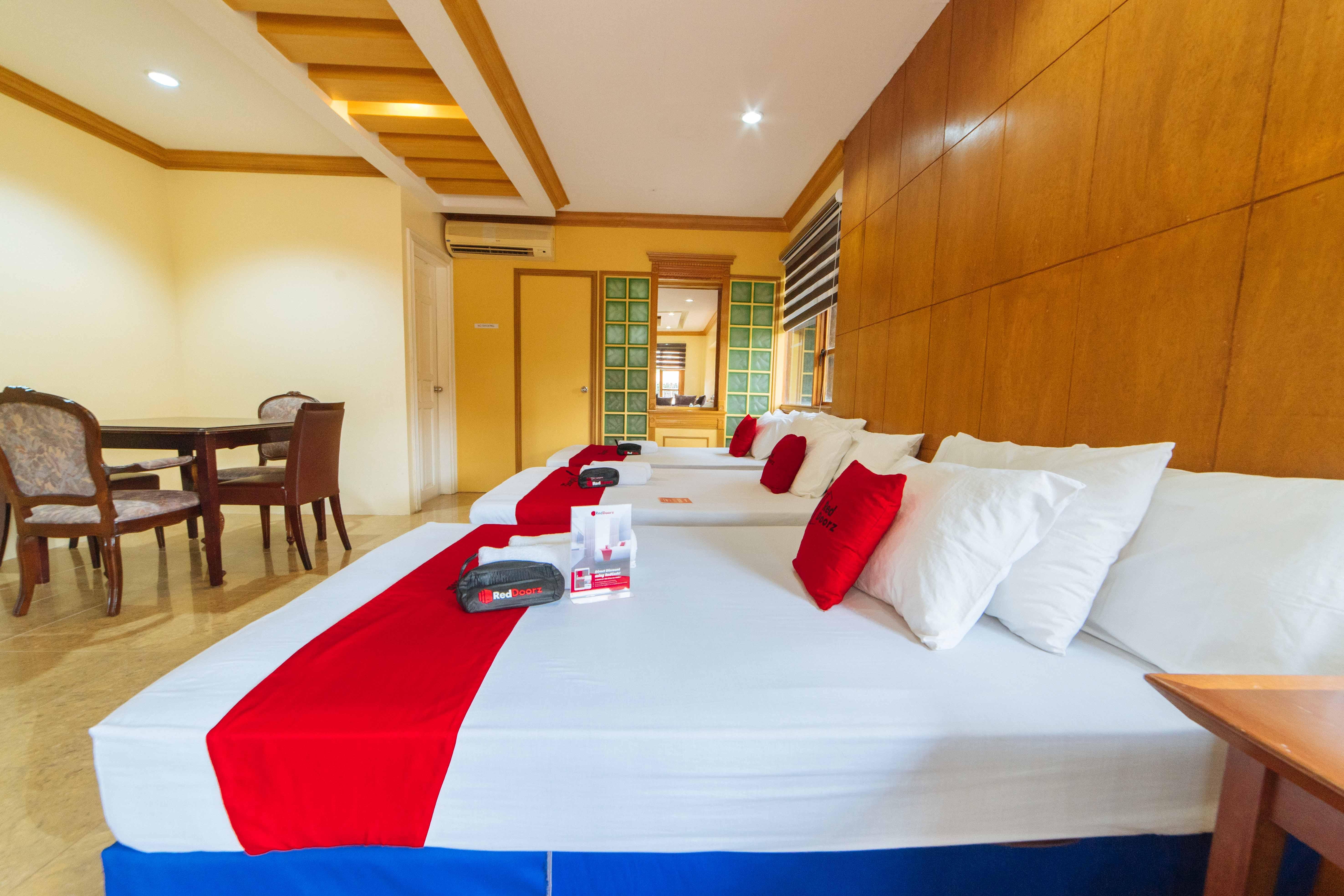 Reddoorz Plus @ Starhomes Olivianville Tarlac City Ngoại thất bức ảnh