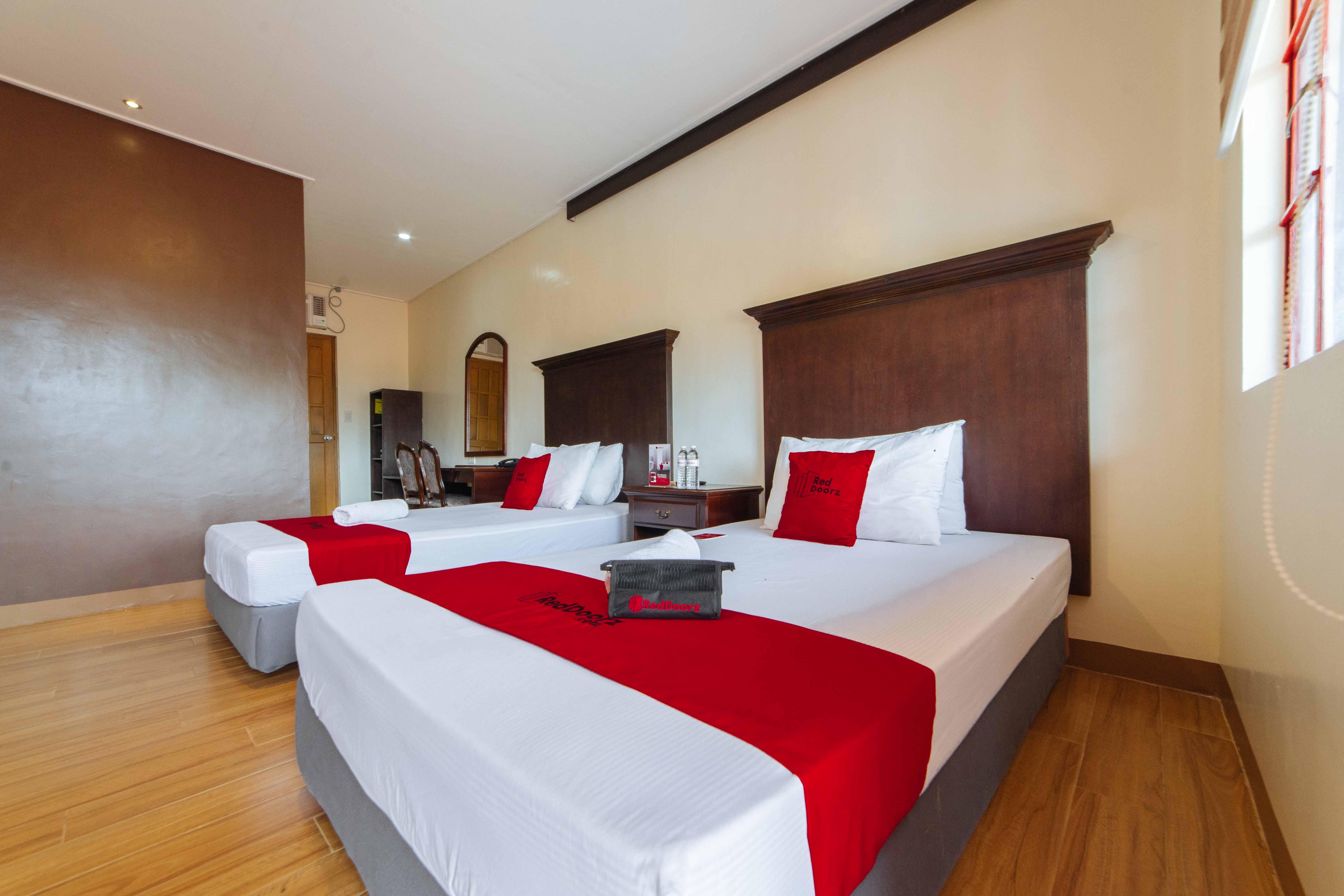 Reddoorz Plus @ Starhomes Olivianville Tarlac City Ngoại thất bức ảnh