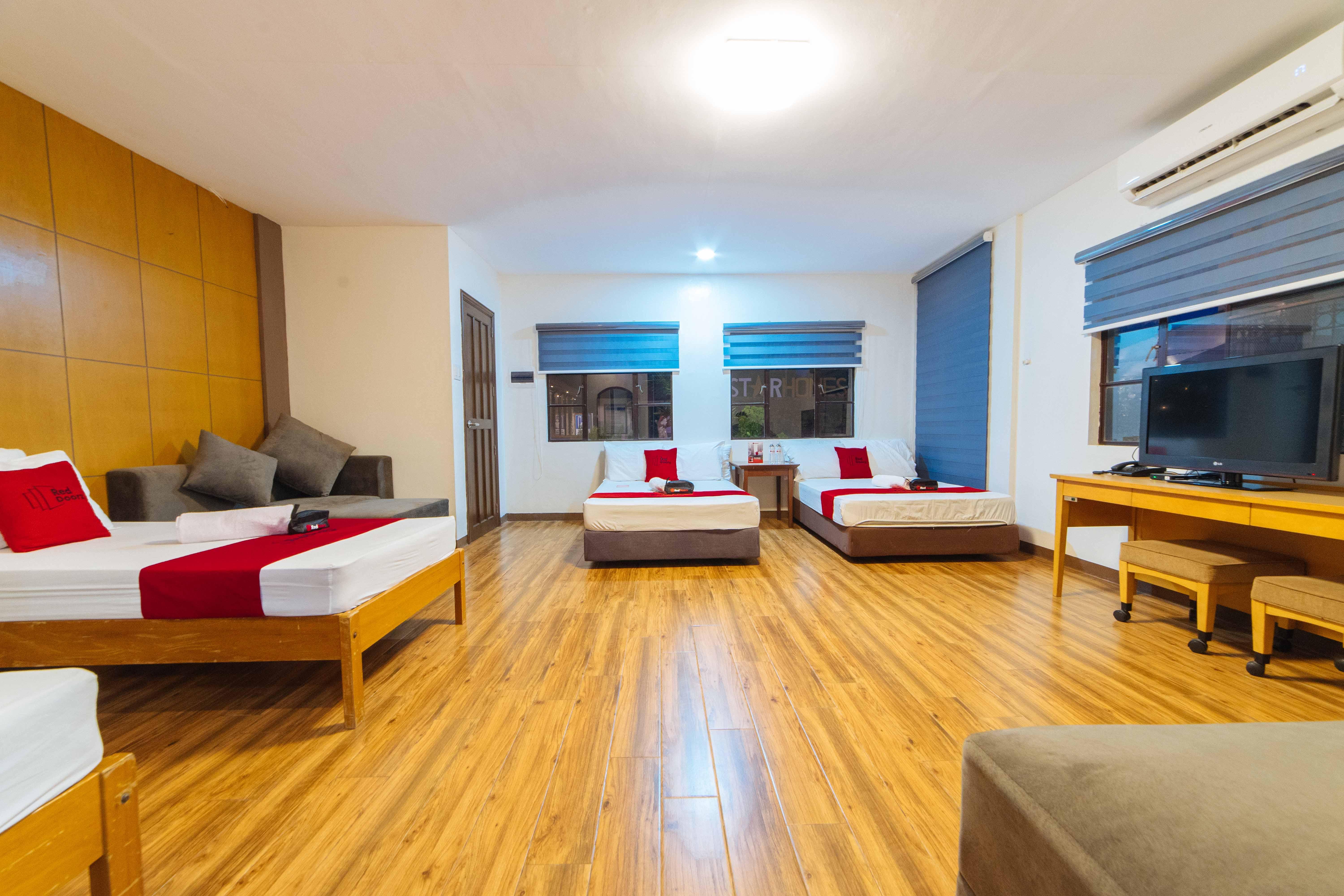 Reddoorz Plus @ Starhomes Olivianville Tarlac City Ngoại thất bức ảnh