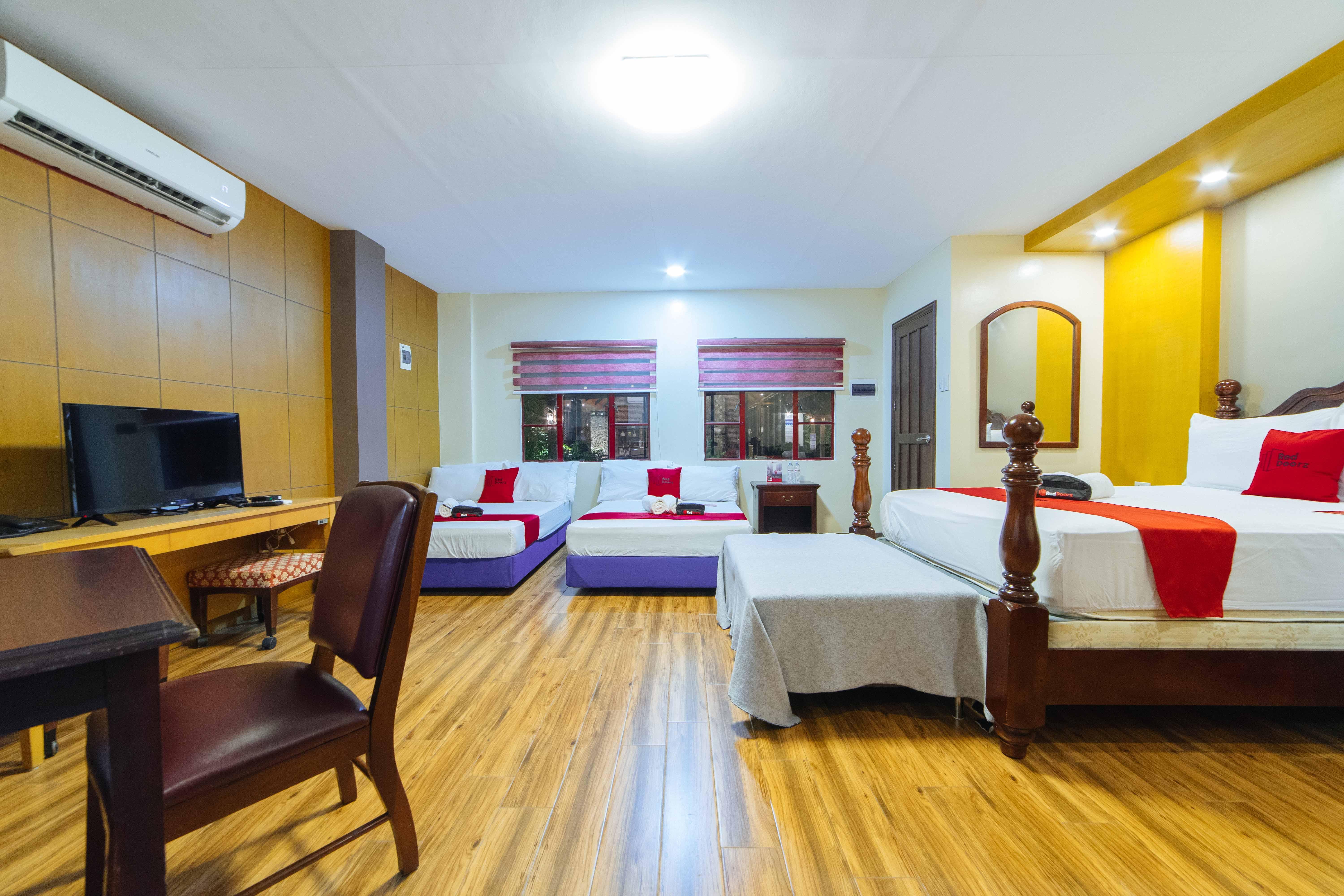 Reddoorz Plus @ Starhomes Olivianville Tarlac City Ngoại thất bức ảnh