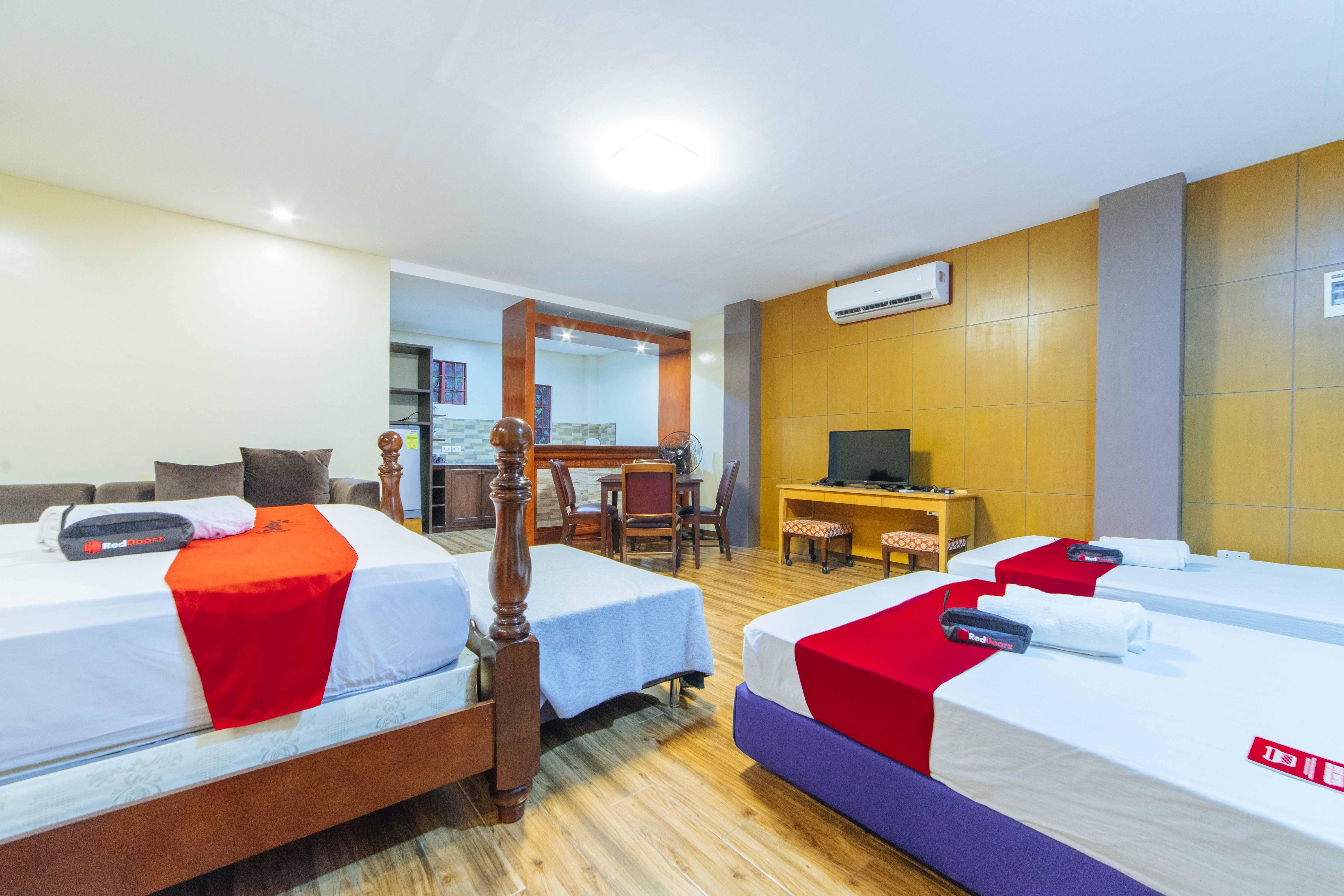 Reddoorz Plus @ Starhomes Olivianville Tarlac City Ngoại thất bức ảnh
