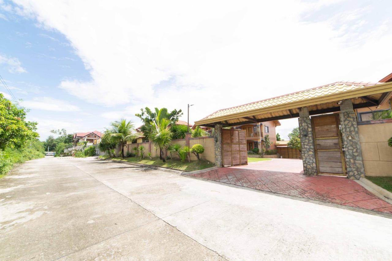 Reddoorz Plus @ Starhomes Olivianville Tarlac City Ngoại thất bức ảnh